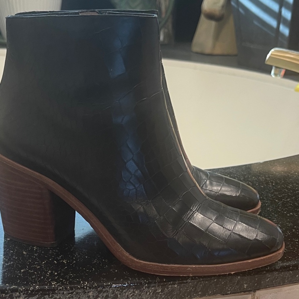 Pour La Victoire Black Textured Ankle Boots